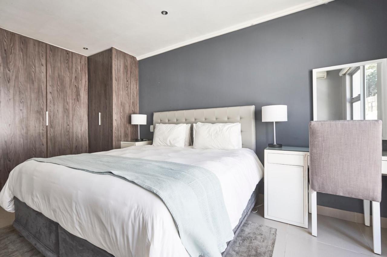 The Residency Hurlingham Johannesburg Esterno foto